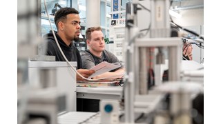 zwei männliche Auszubildende im Ausbildungszentrum der enviaM-Gruppe in Halle zwei männliche Auszubildende im Ausbildungszentrum der enviaM-Gruppe in Halle