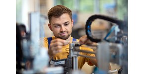 Auszubildender bei der Arbeit im Ausbildungszentrum der enviaM-Gruppe Auszubildender bei der Arbeit im Ausbildungszentrum der enviaM-Gruppe
