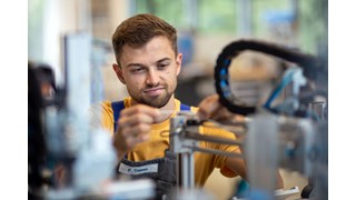 Auszubildender bei der Arbeit im Ausbildungszentrum der enviaM-Gruppe Auszubildender bei der Arbeit im Ausbildungszentrum der enviaM-Gruppe