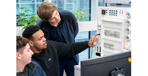 drei männliche Auszubildende im Ausbildungszentrum der enviaM-Gruppe in Halle drei männliche Auszubildende im Ausbildungszentrum der enviaM-Gruppe in Halle