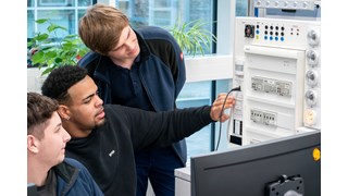 drei männliche Auszubildende im Ausbildungszentrum der enviaM-Gruppe in Halle drei männliche Auszubildende im Ausbildungszentrum der enviaM-Gruppe in Halle