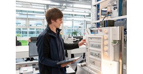 Auszubildender bei der Arbeit im Ausbildungszentrum Halle Auszubildender bei der Arbeit im Ausbildungszentrum Halle