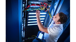 Auszubildender der enviaTEL bei der Arbeit im Datacenter Auszubildender der enviaTEL bei der Arbeit im Datacenter