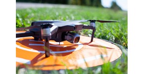 Drohne steht auf ihrem Startplatz Drohne steht auf ihrem Startplatz