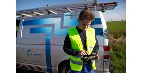 Kollege von MITNETZ STROM bei der Inspektion von Leitungen mit einer Drohne Kollege von MITNETZ STROM bei der Inspektion von Leitungen mit einer Drohne