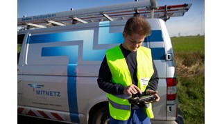 Kollege von MITNETZ STROM bei der Inspektion von Leitungen mit einer Drohne Kollege von MITNETZ STROM bei der Inspektion von Leitungen mit einer Drohne