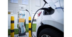 ein E-Auto beim Laden vor einer Ladesäule von enviaM ein E-Auto beim Laden vor einer Ladesäule von enviaM