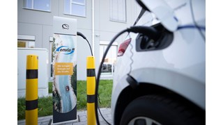 ein E-Auto beim Laden vor einer Ladesäule von enviaM ein E-Auto beim Laden vor einer Ladesäule von enviaM