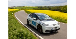 ein Elektrofahrzeug der enviaM fährt durch Rapsfelder ein Elektrofahrzeug der enviaM fährt durch Rapsfelder