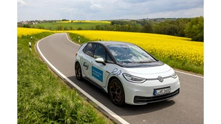 ein Elektrofahrzeug der enviaM fährt durch Rapsfelder ein Elektrofahrzeug der enviaM fährt durch Rapsfelder