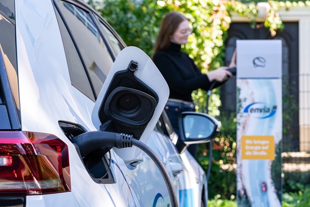 ein E-Auto wird an eine Ladesäule angeschlossen ein E-Auto wird an eine Ladesäule angeschlossen