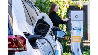 ein E-Auto wird an eine Ladesäule angeschlossen ein E-Auto wird an eine Ladesäule angeschlossen