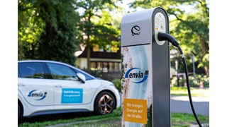 Ladesäule der enviaM mit angeschlossenem Stecker Ladesäule der enviaM mit angeschlossenem Stecker