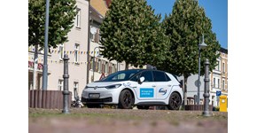 ein Elektrofahrzeug der enviaM parkt unter Bäumen ein Elektrofahrzeug der enviaM parkt unter Bäumen