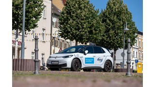ein Elektrofahrzeug der enviaM parkt unter Bäumen ein Elektrofahrzeug der enviaM parkt unter Bäumen