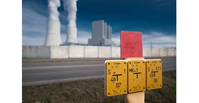 Erdgas-Hinweisschilder vor einem Kraftwerk Erdgas-Hinweisschilder vor einem Kraftwerk