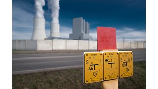 Erdgas-Hinweisschilder vor einem Kraftwerk Erdgas-Hinweisschilder vor einem Kraftwerk
