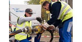 drei Mitarbeiter von MITNETZ GAS nehmen eine Netzersatzanlage in Betrieb drei Mitarbeiter von MITNETZ GAS nehmen eine Netzersatzanlage in Betrieb