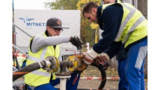 drei Mitarbeiter von MITNETZ GAS nehmen eine Netzersatzanlage in Betrieb drei Mitarbeiter von MITNETZ GAS nehmen eine Netzersatzanlage in Betrieb
