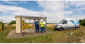 zwei Mitarbeiter von MITNETZ Gas vor einer Gasstation zwei Mitarbeiter von MITNETZ Gas vor einer Gasstation