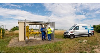 zwei Mitarbeiter von MITNETZ Gas vor einer Gasstation zwei Mitarbeiter von MITNETZ Gas vor einer Gasstation
