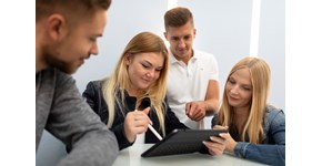 vier Kollegen der enviaM-Gruppe bei ihrer Arbeit vier Kollegen der enviaM-Gruppe bei ihrer Arbeit