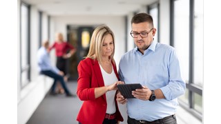 zwei Kollegen der enviaM-Gruppe mit einem Tablet zwei Kollegen der enviaM-Gruppe mit einem Tablet
