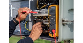 ein Mitarbeiter von MITNETZ STROM prüft eine elektrotechnische Anlage ein Mitarbeiter von MITNETZ STROM prüft eine elektrotechnische Anlage