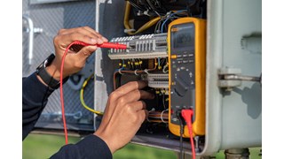ein Mitarbeiter von MITNETZ STROM prüft eine elektrotechnische Anlage ein Mitarbeiter von MITNETZ STROM prüft eine elektrotechnische Anlage