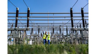 zwei Mitarbeitende von MITNETZ STROM bei Arbeiten in einem Umspannwerk zwei Mitarbeitende von MITNETZ STROM bei Arbeiten in einem Umspannwerk