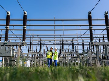 zwei Mitarbeitende von MITNETZ STROM bei Arbeiten in einem Umspannwerk zwei Mitarbeitende von MITNETZ STROM bei Arbeiten in einem Umspannwerk