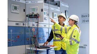 zwei Mitarbeitende von MITNETZ STROM bei Arbeiten in einer elekrotechnischen Anlage zwei Mitarbeitende von MITNETZ STROM bei Arbeiten in einer elekrotechnischen Anlage