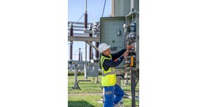 ein Mitarbeiter von MITNETZ STROM bei Arbeiten in einem Umspannwerk ein Mitarbeiter von MITNETZ STROM bei Arbeiten in einem Umspannwerk