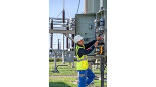 ein Mitarbeiter von MITNETZ STROM bei Arbeiten in einem Umspannwerk ein Mitarbeiter von MITNETZ STROM bei Arbeiten in einem Umspannwerk