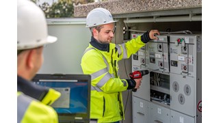 zwei Mitarbeiter von MITNETZ STROM bei Arbeiten an einer elektrotechnischen Anlage zwei Mitarbeiter von MITNETZ STROM bei Arbeiten an einer elektrotechnischen Anlage