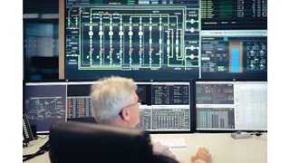 Mann vor Monitoren in der Schaltleitung der enviaM-Gruppe Mann vor Monitoren in der Schaltleitung der enviaM-Gruppe