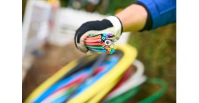 ein Mitarbeiter der envia TEL auf einer Baustelle mit einem Bündel Glasfaserkabel in der Hand ein Mitarbeiter der envia TEL auf einer Baustelle mit einem Bündel Glasfaserkabel in der Hand