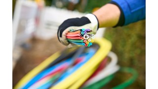 ein Mitarbeiter der envia TEL auf einer Baustelle mit einem Bündel Glasfaserkabel in der Hand ein Mitarbeiter der envia TEL auf einer Baustelle mit einem Bündel Glasfaserkabel in der Hand