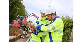 zwei Mitarbeiter der envia TEL auf einer Baustelle zwei Mitarbeiter der envia TEL auf einer Baustelle
