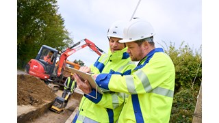 zwei Mitarbeiter der envia TEL auf einer Baustelle zwei Mitarbeiter der envia TEL auf einer Baustelle