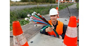 ein Mitarbeiter der envia TEL beim Verlegen eines Glasfaserkabels ein Mitarbeiter der envia TEL beim Verlegen eines Glasfaserkabels