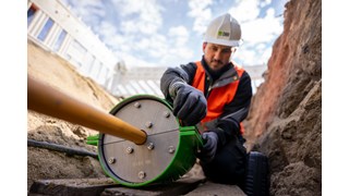 Mann bei der Arbeit auf einer Baustelle Mann bei der Arbeit auf einer Baustelle