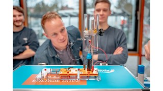 Personen beim Experimentieren mit dem Wasserstoff-Experimentierkoffer der enviaM-Gruppe Personen beim Experimentieren mit dem Wasserstoff-Experimentierkoffer der enviaM-Gruppe