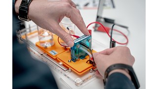 Nahaufnahme von Händen beim Experimentieren mit dem Wasserstoff-Experimentierkoffer der enviaM-Gruppe Nahaufnahme von Händen beim Experimentieren mit dem Wasserstoff-Experimentierkoffer der enviaM-Gruppe