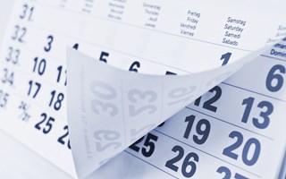 Großer Wand-Abreißkalender, 2. Monat halb aufgeschlagen Großer Wand-Abreißkalender, 2. Monat halb aufgeschlagen