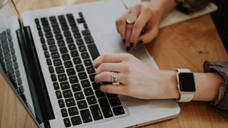 arbeiten am Laptop arbeiten am Laptop