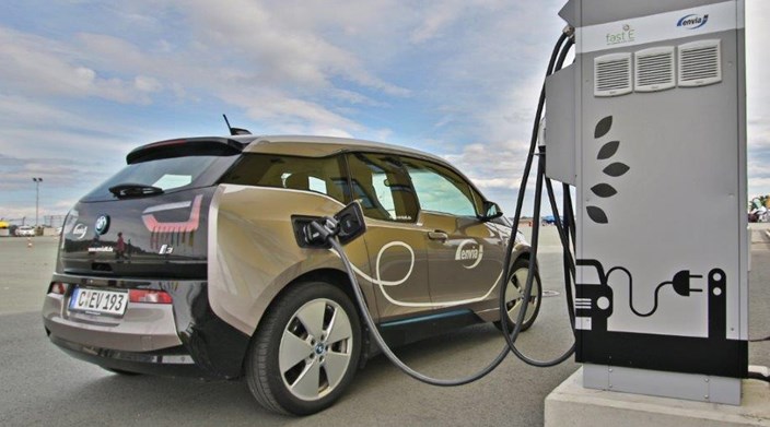 BMW i3 beim Laden an Schnellladestation BMW i3 beim Laden an Schnellladestation