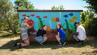 Graffiti-Präventionstag, 4 Jugendliche besprühen ein Verteilerhäuschen mit Aquarium-Motiv Graffiti-Präventionstag, 4 Jugendliche besprühen ein Verteilerhäuschen mit Aquarium-Motiv