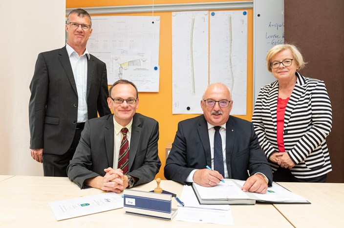 Vertragsunterzeichnung: Erfolgreiches Konzessionsgeschäft Vertragsunterzeichnung in Reinsdorf: v.l. Netzregionsleiter Jens-Uwe Schäfer, Kommunalbetreuer Reginald Fuchs, Bürgermeister Steffen Ludwig und Maritha Dittmer, Geschäftsführerin der Kommunalen Beteiligungsgesellschaft an der envia (KBE)