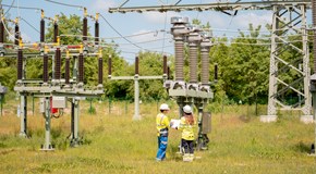 Ingenieure in einem Umspannwerk Ingenieure in einem Umspannwerk
